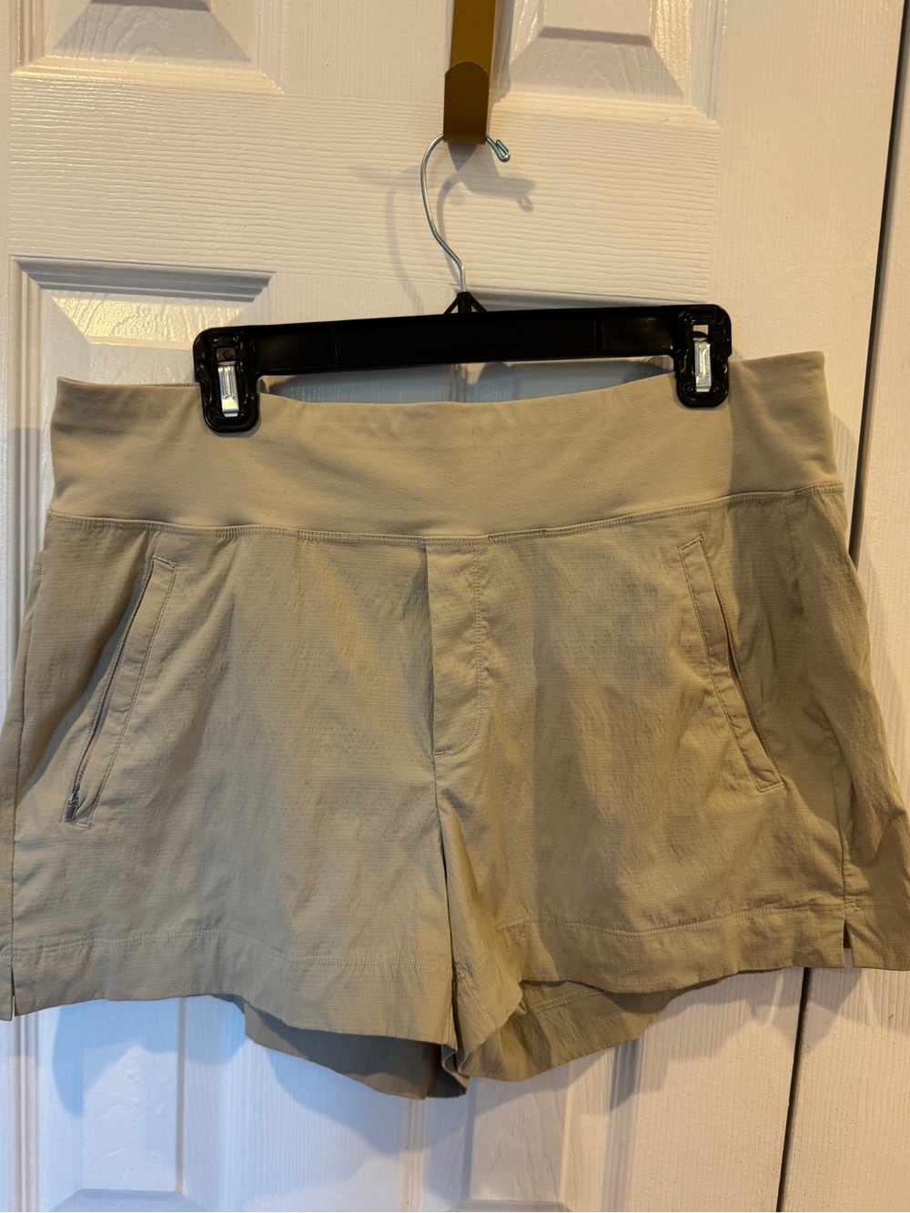 Athleta Trekkie North Shorts 14 Khaki Hiking Travel Golf Zip Pocket Outdoor - Picture 1 of 12